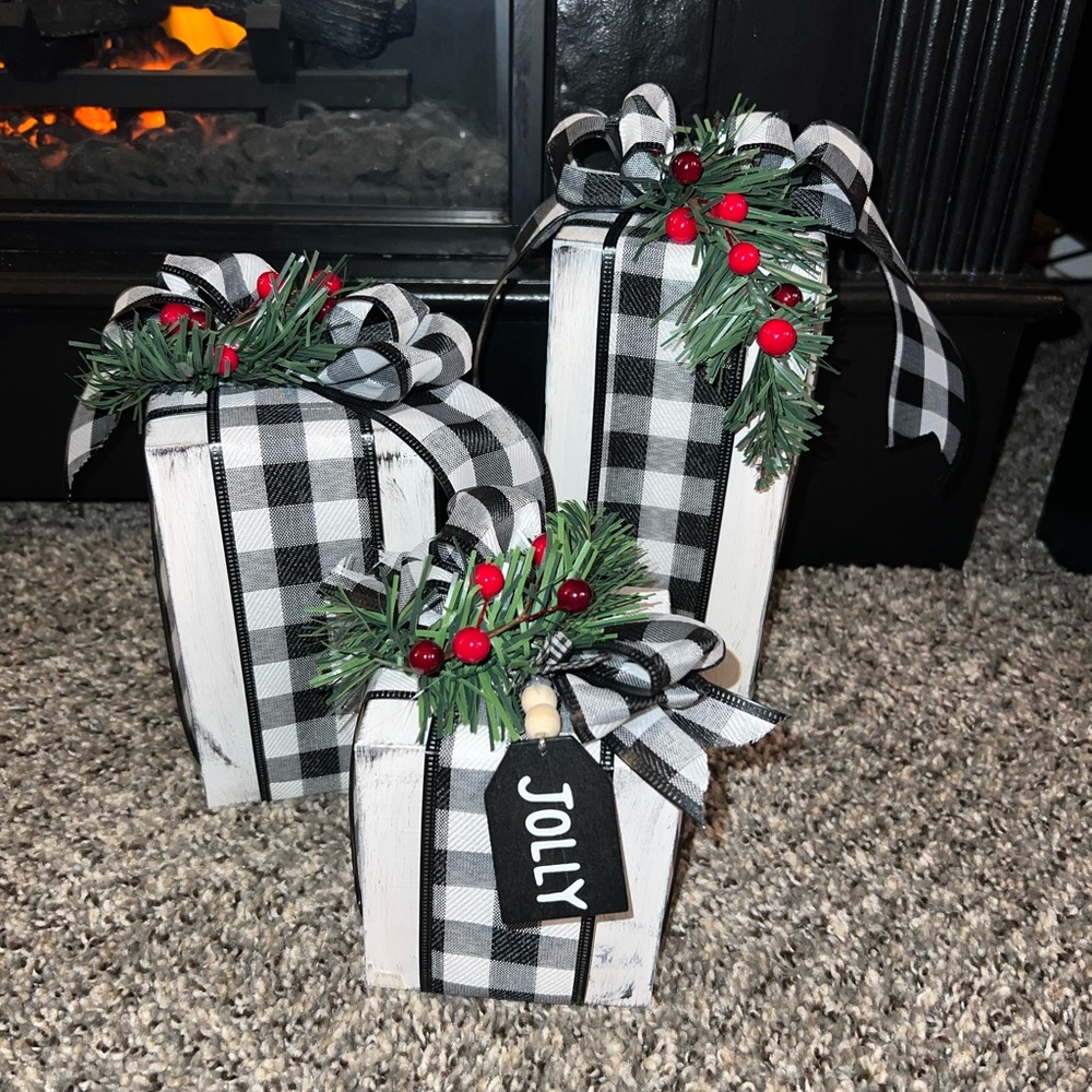 Wooden faux presents - Picture 6 of 6